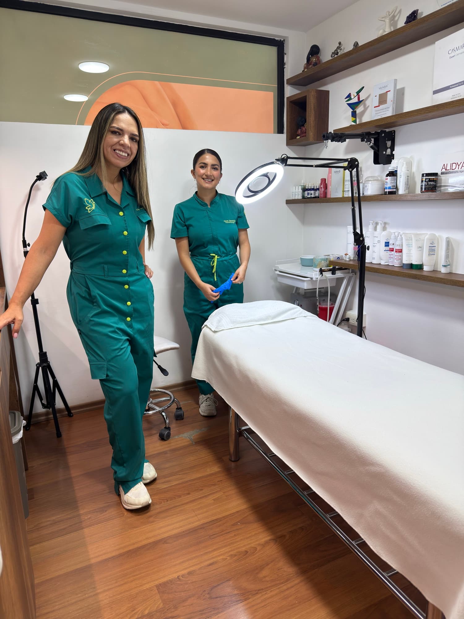 Irene Ortiz junto a su equipo en una sala de tratamiento del centro