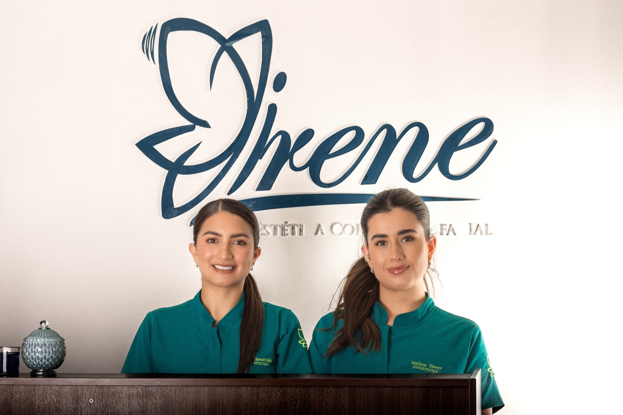 Equipo de Irene Ortiz Estética conversando en el centro