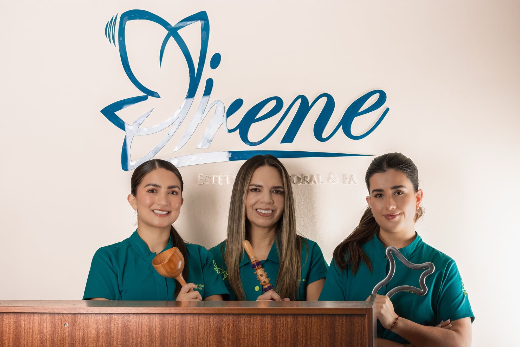 Equipo de Irene Ortiz Estética en la recepción del centro en Cuenca